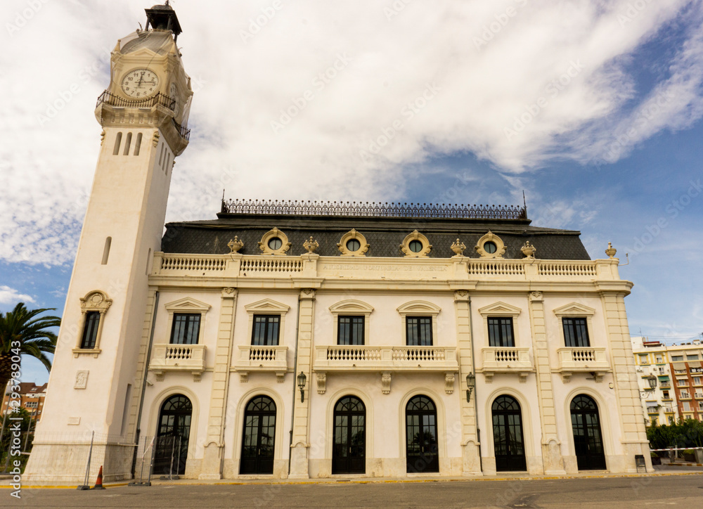 Fototapeta premium Edificio antiguo con torre