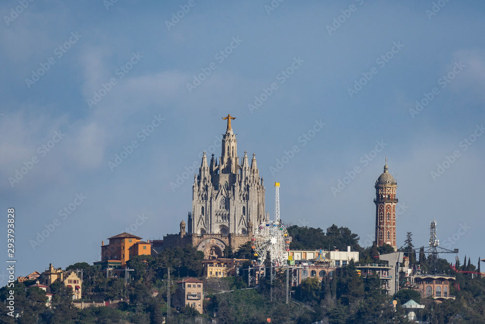 catedral o iglesia, torre y abajo parque de atracciones