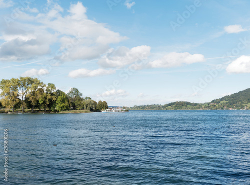 Les Alpes de Bavière. Vue sur le lac de Tegernsee depuis le rivage de Bad Wiessee en Haute-Bavière