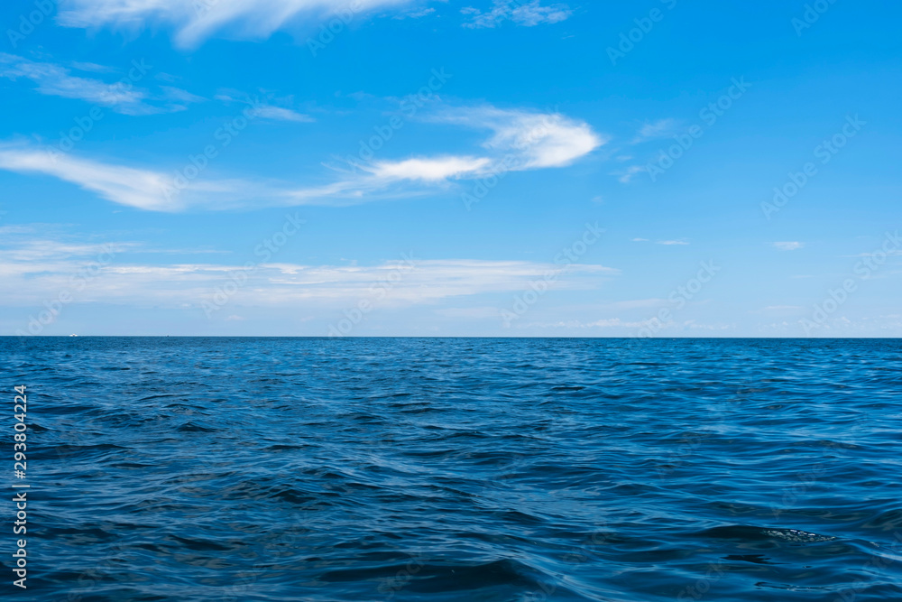 Obraz premium Ocean i Seascape. Błękitne niebo i biała chmura