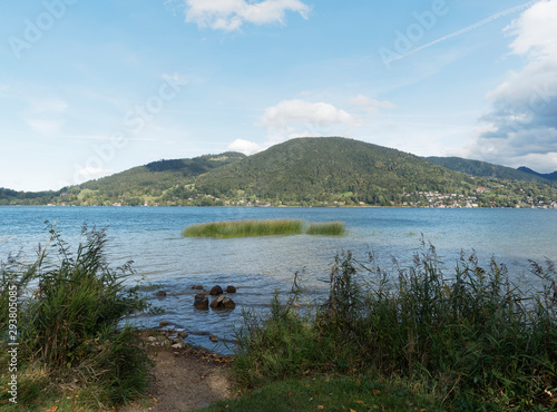 Paysage de Haute-Bavière. Vue sur le lac de Tegernsee et les sommets alpins autour du lac depuis le sentier de promenade de Bad Wiessee