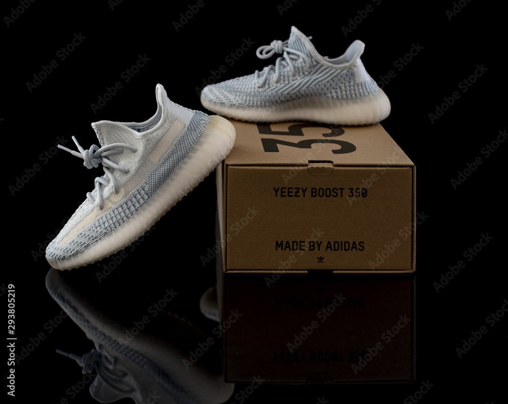 Adidas Yeezy Boost 350 V2 Cloud White (Non-Reflective) shoes studio  portrait foto de Stock | Adobe Stock