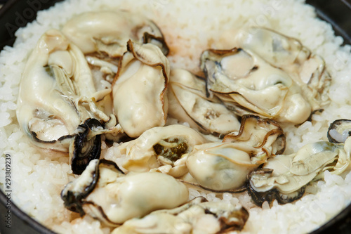 Steamed white rice with oyster 