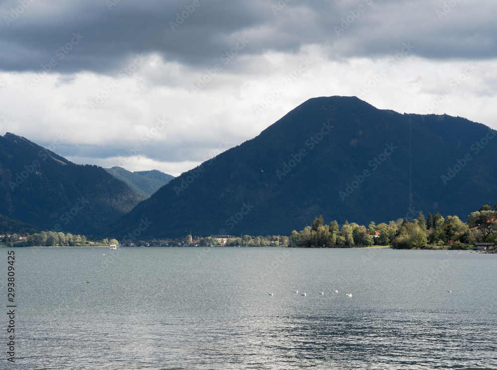 Paysage de lac bavarois. Vue sur le Wallberg et Rottach-Egern depuis les bords du lac de Tegernsee à Bad Wiessee dans le sud de la Bavière
