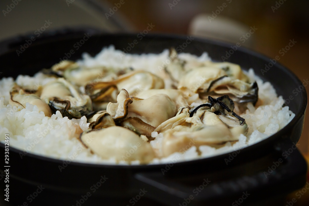 Steamed white rice with oyster 