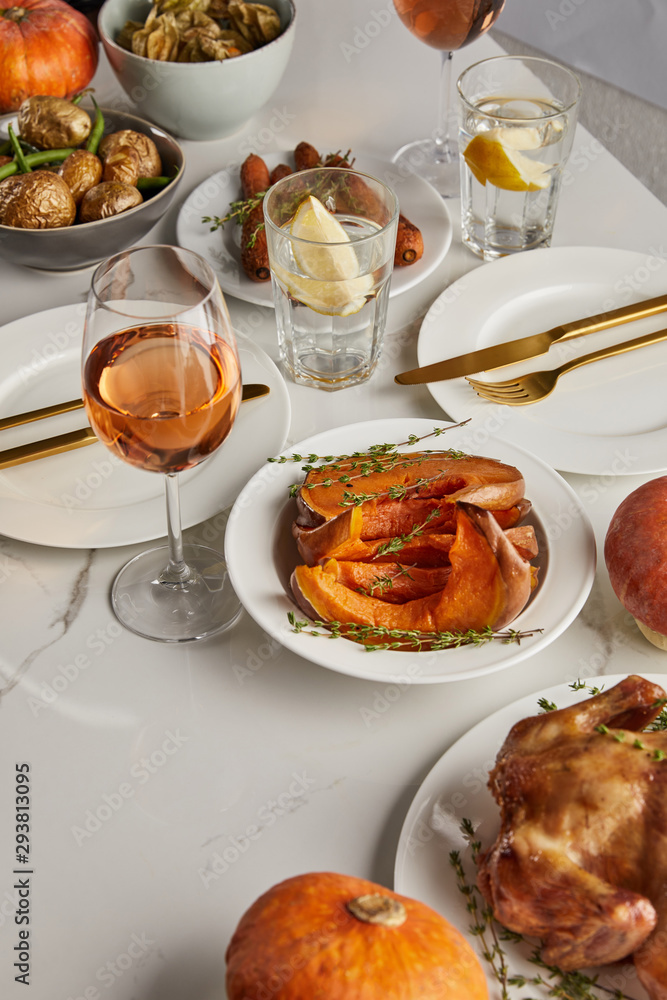 Fotografia do Stock traditional thanksgiving dinner with baked