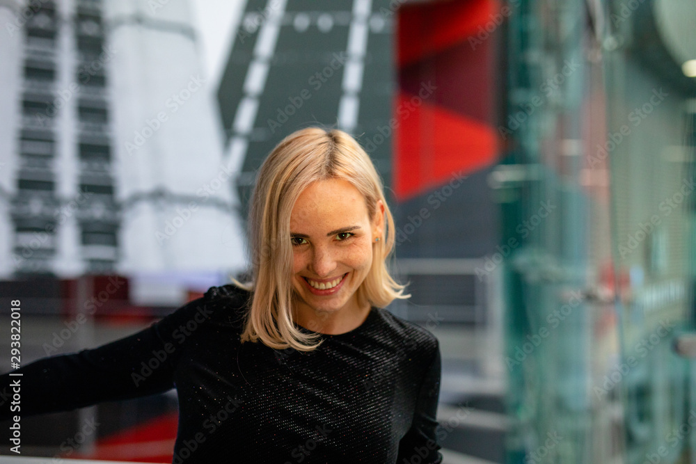 Fototapeta premium Frau in einer Zeit Reise
