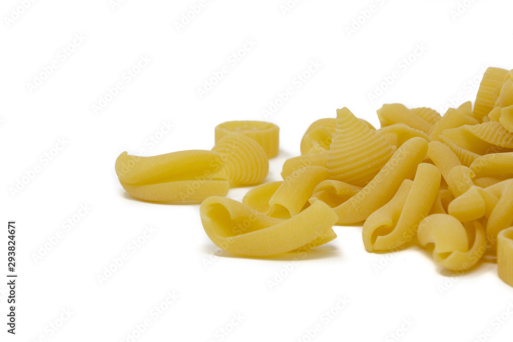 pasta italiana non cotta su fondo bianco pasta italiana non cotta su fondo bianco