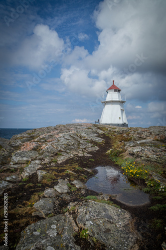 Leuchtturm in den Sch  ren der Westk  ste  Schweden