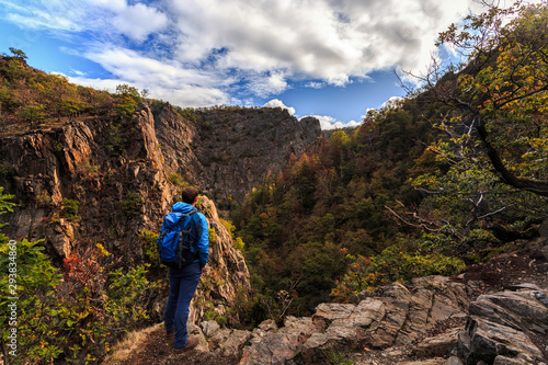 Wanderer mit Blick auf das tief eingeschnittene Bodetal nahe Thale / Hiker in Harz mountains looking down into Bode valley near Thal