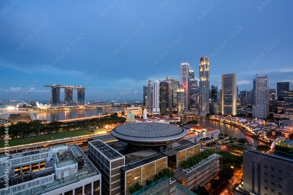 Fototapeta premium Panorama of Singapore business district skyline and Singapore skyscraper with Supreme Court in night at Marina Bay, Singapore.