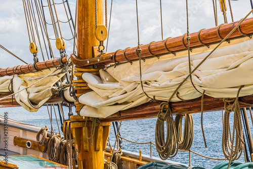 Obraz na plátně Details klassischer Yachten Groß- / Fockbaum mit Segeln