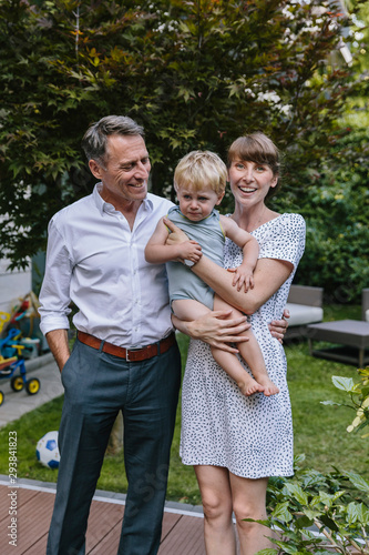 Authentisches Familienportrait mit unzufriedenem Kind photo