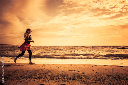 Strandlauf am strand bei Sonnenuntergang