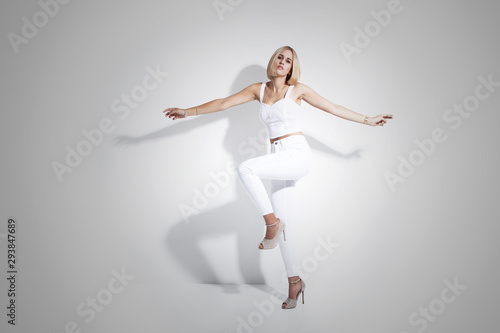 Fashion Frau spring in weißen Look Porträt