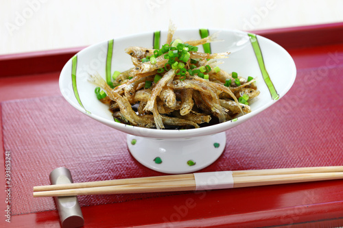 Valokuva crispy fried whitebait, japanese style