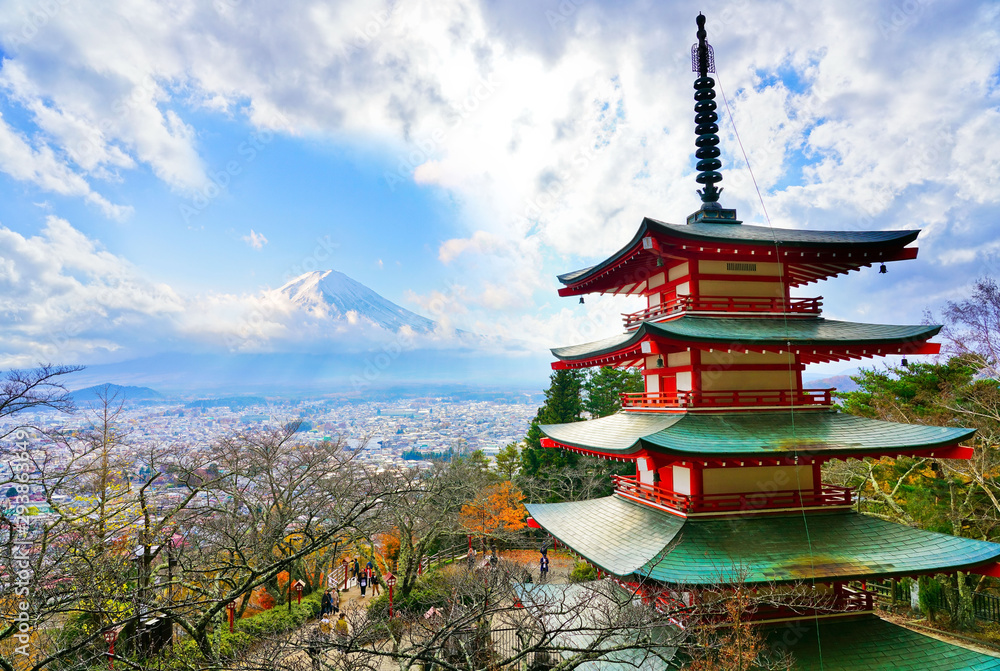 Fototapeta premium Widok na japońską świątynię jesienią z górą Fuji w tle w Japonii.