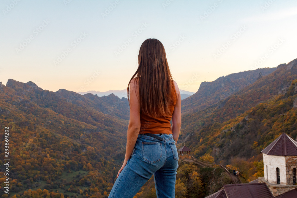 Naklejka premium girl in the background of the autumn gorge