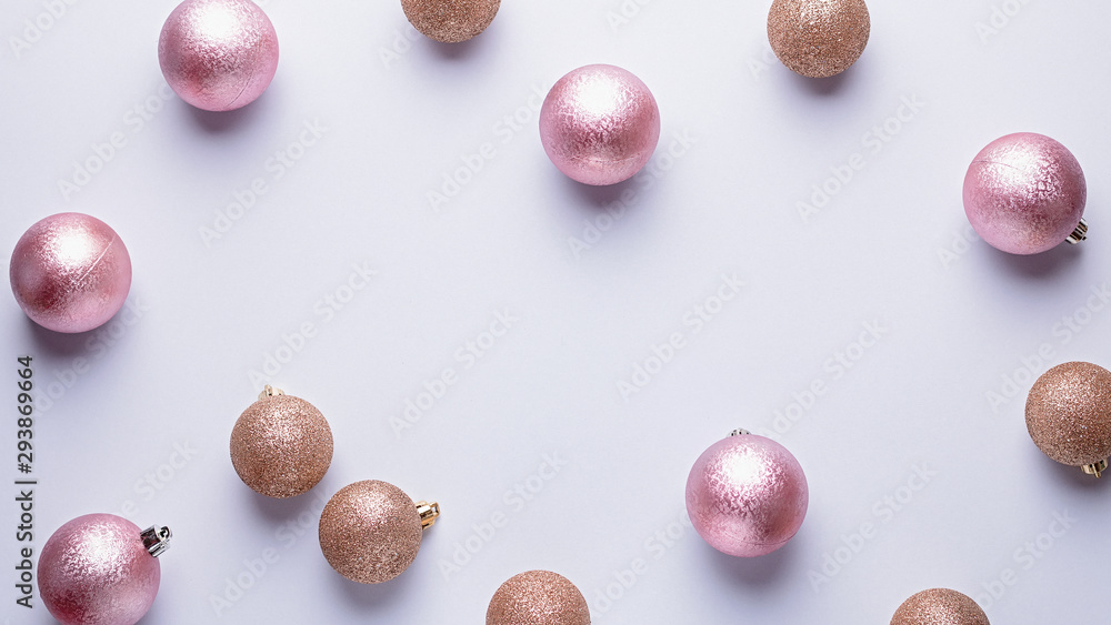 Obraz premium Golden and pink ornaments in chaotic order on pastel background, copy space, minimalistic composition