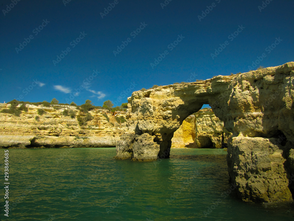 grutas no mar mediterraneo