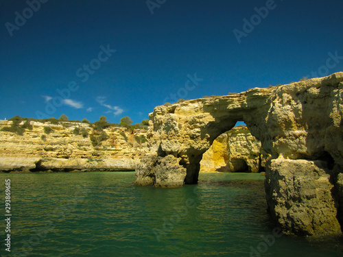 grutas no mar mediterraneo