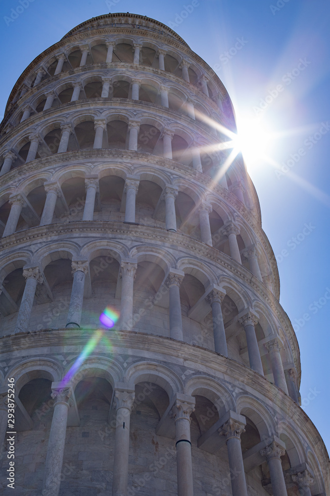Photo of the Leaning Tower of Pisa with sunbeam