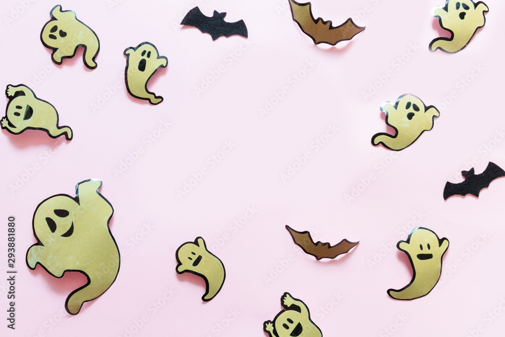 Obraz premium halloween flat lay, composition mockup of a ghost, spiders, pumpkins on a pink background, holiday background, postcard