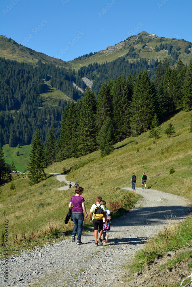 wanderer im kleinwalsertal