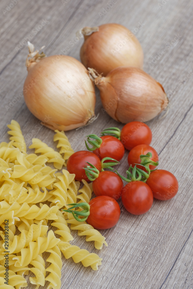 Zutaten für Nudeln mit Tomatensauce Zutaten für Nudeln mit Tomatensauce