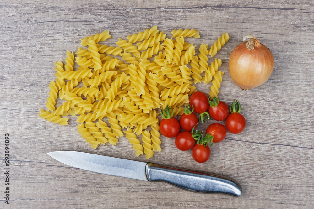 Zutaten für Nudeln mit Tomatensauce Zutaten für Nudeln mit Tomatensauce