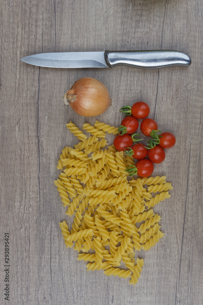 Zutaten für Nudeln mit Tomatensauce Zutaten für Nudeln mit Tomatensauce