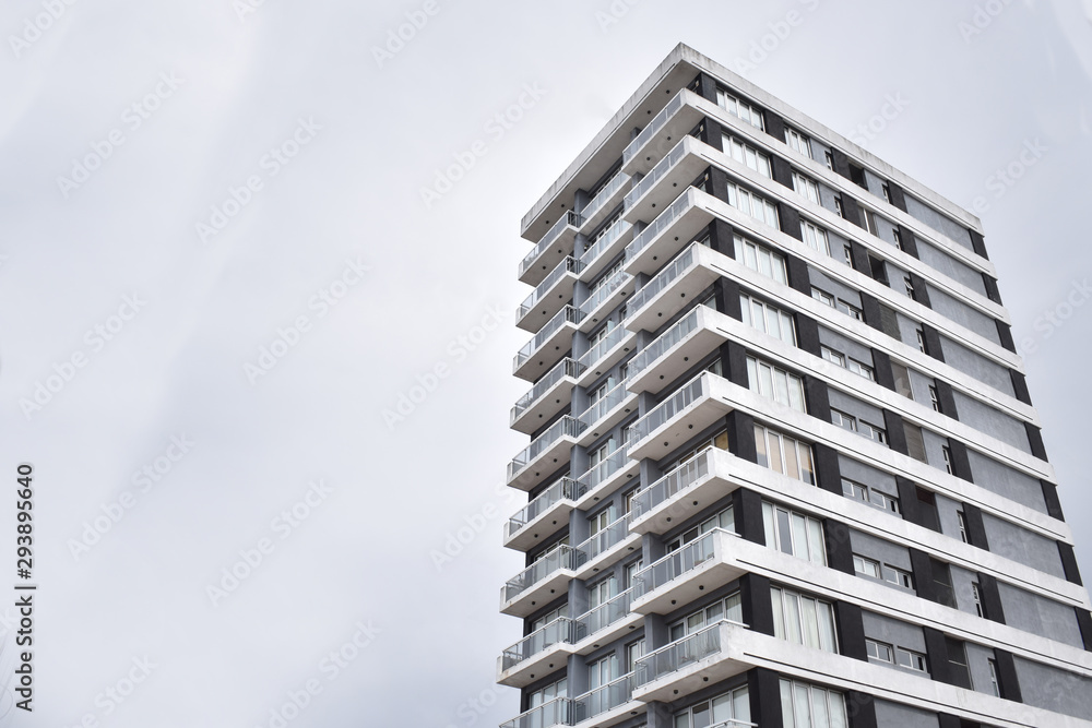 Edificio terminado gris Edificio terminado gris