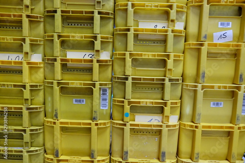 gelbe Transportboxen gestapelt