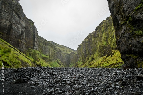 Valokuva Iceland green mossy rock walls river