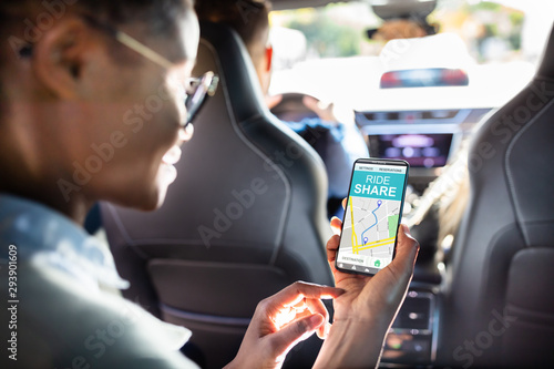 Obraz na płótnie African Woman Using Car Sharing App