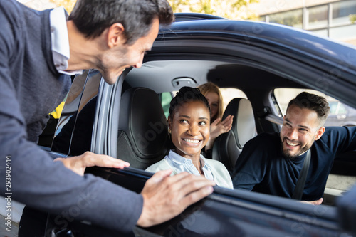 Canvastavla Man Looking At His Happy Friends Sitting In Car