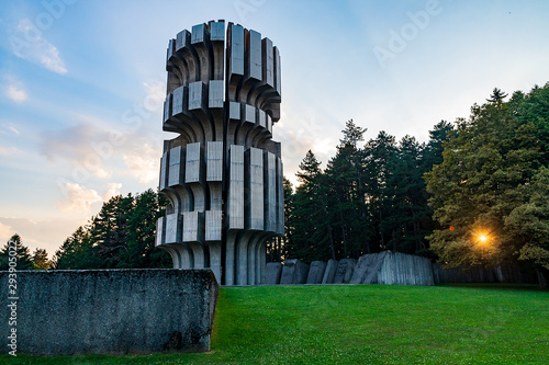 Ansicht des Monuments der Opfer des Faschismus in Kozara photo