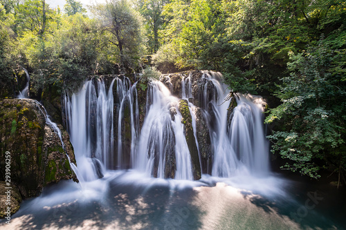 Der wundersch  ne Wasserfall von Martin Brod in Bosnien und Herzegowina