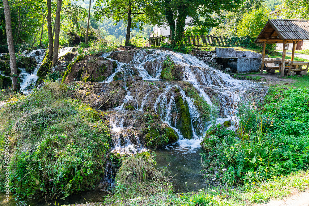 Der wunderschöne kleine Wasserfall von Martin Brod in Bosnien und Herzegowina Der wunderschöne kleine Wasserfall von Martin Brod in Bosnien und Herzegowina