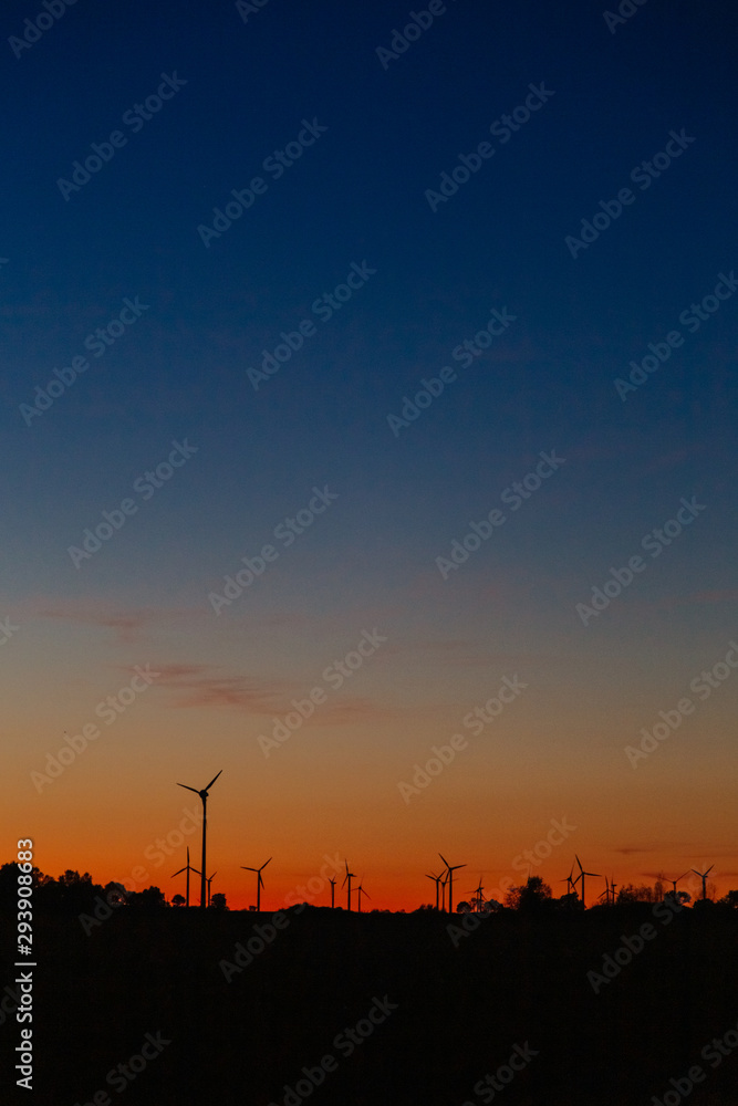 Windgeneator und Sonnenuntergang 2