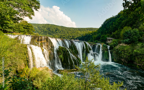Der wundersch  ne Wasserfall von Strbacki Buk in Bosnien und Herzegowina