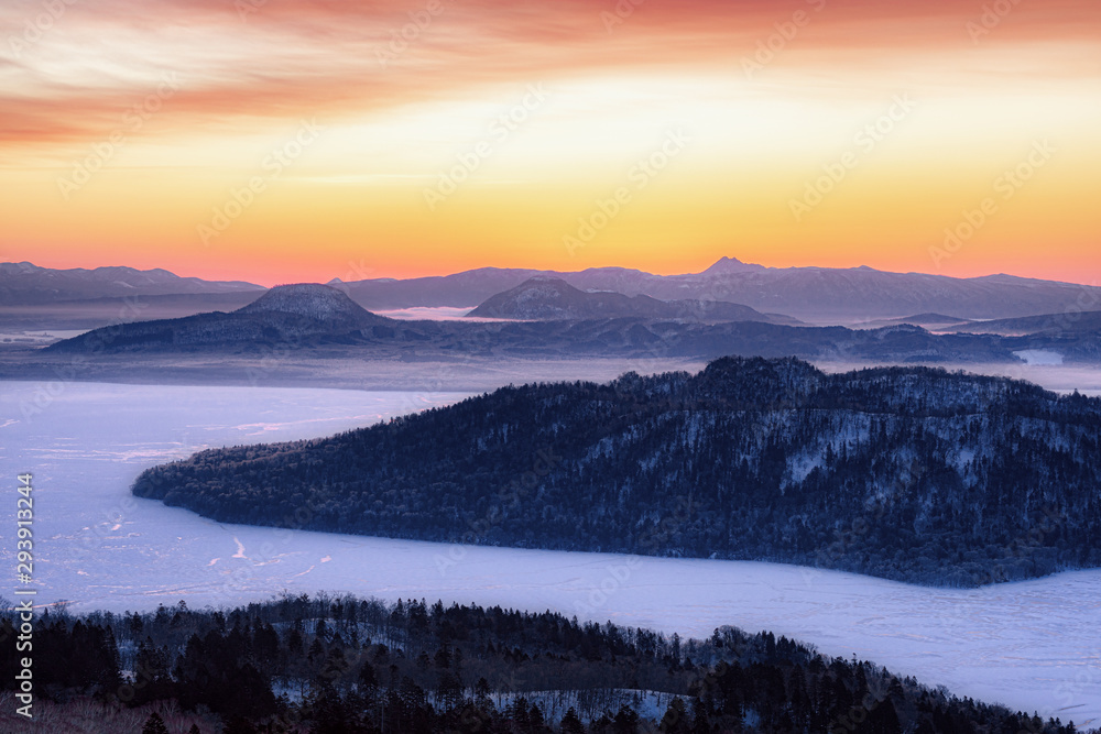 Fototapeta premium 北海道・朝の屈斜路湖