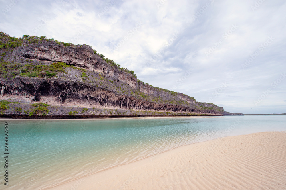 Fototapeta premium ニューカレドニア ロイヤルティ諸島 ウベア島 レキンの絶壁