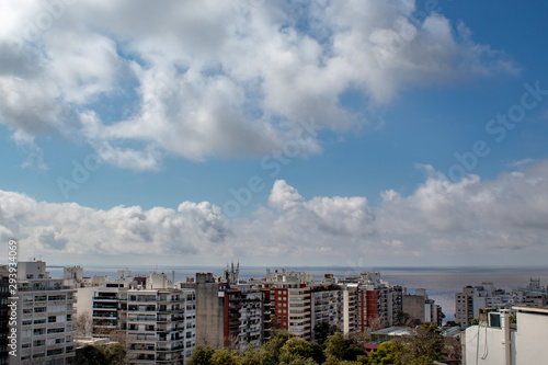 Vista dos edif  cios de Punta Carretas  Montevid  u  Uruguai