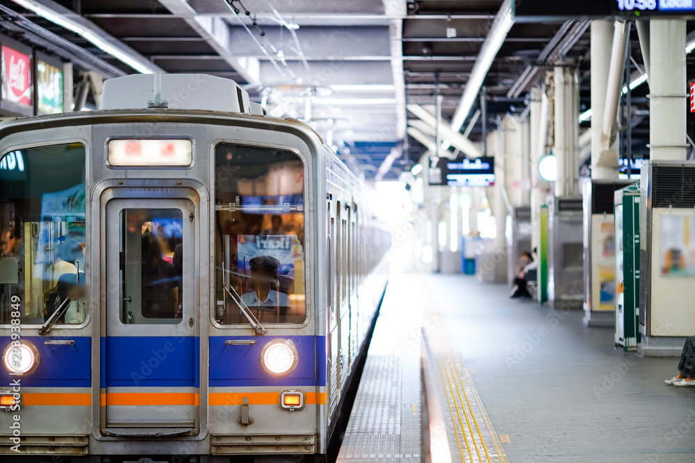 Obraz premium 南海電車・プラットホーム