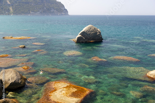 Foto transparent sea with rocks in ischia forio