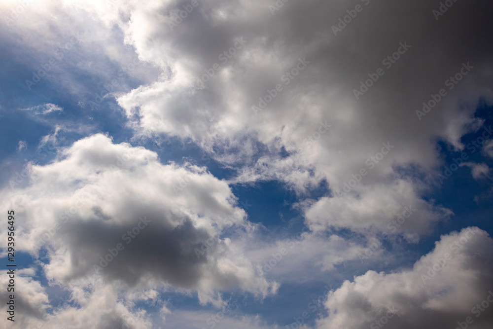 Obraz premium Summer sky with cumulus clouds