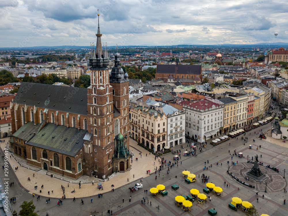 Obraz premium Aerial view of St. Mary's Church on the Main Square in Krakow, Poland