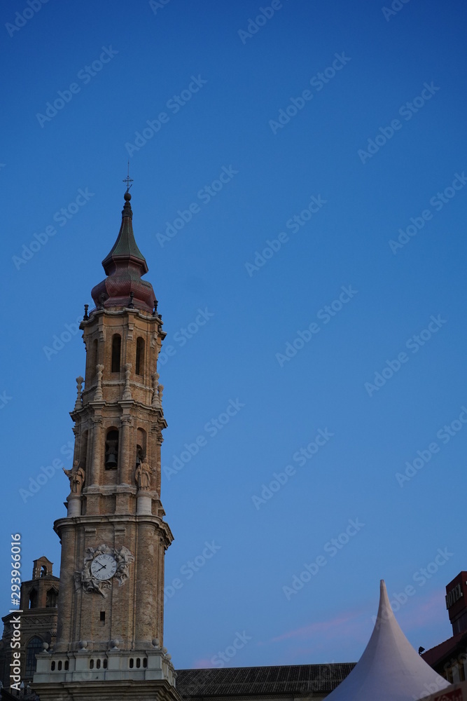 Torre inclinada antigua iglesia religiosa