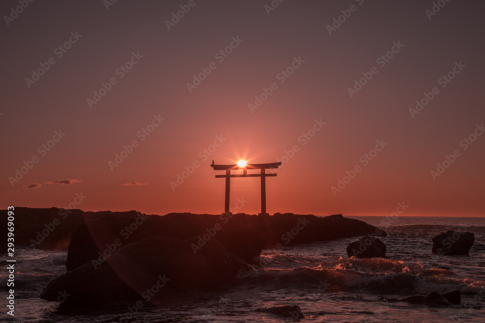 大洗海岸磯崎神社の神磯の鳥居からの日の出